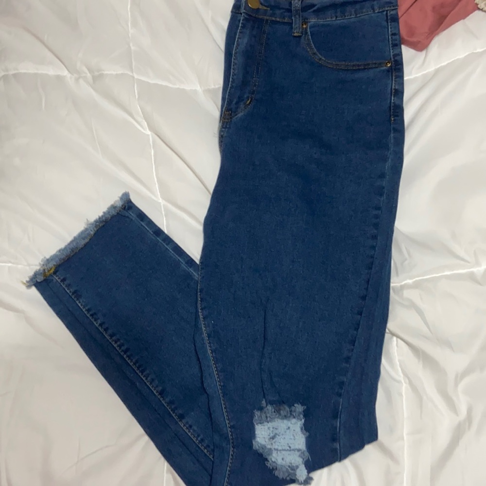 Ripped knee frayed hem skinny jean